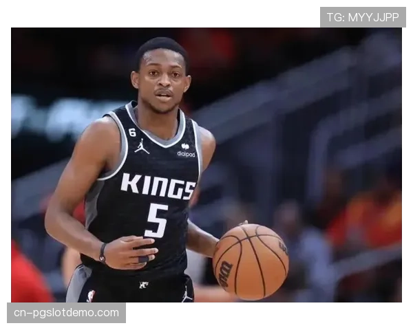 特写:当福克斯摘下篮板,国王队的快攻箭头已同时启动 特写:当福克斯摘下篮板,国王队的快攻箭头已同时启动