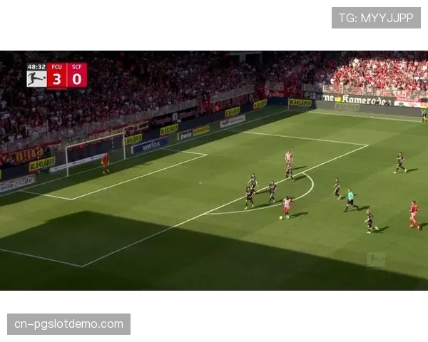 “训练图集:弗赖堡全队加练定位球攻防,备战对阵柏林联合关键战” “训练图集:弗赖堡全队加练定位球攻防,备战对阵柏林联合关键战”